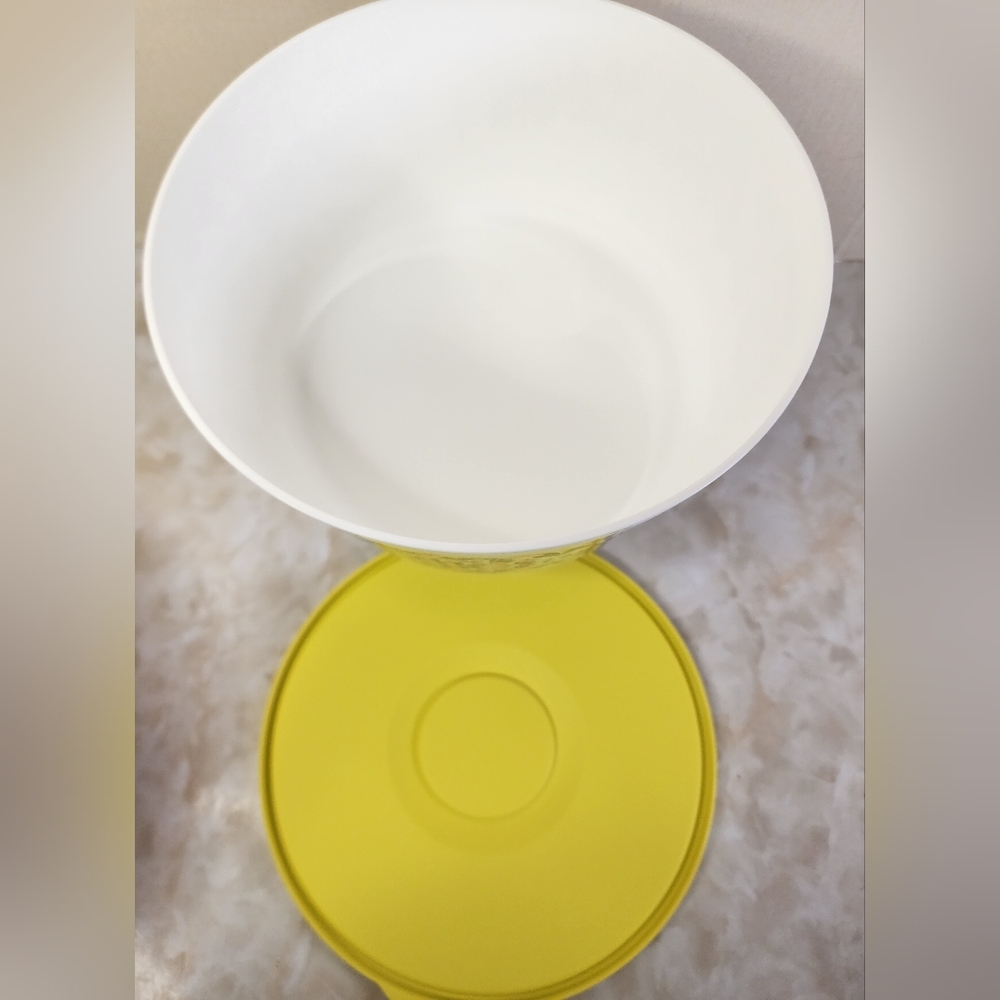 New Tupperware Colorful Serving Bowl - Picture 2 of 4